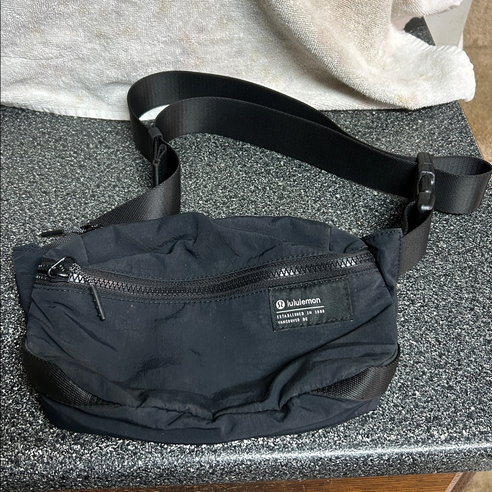 Lululemon Clean lines belt bag 2L